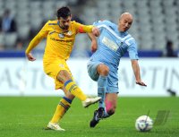 2. Fussball Bundesliga:  Dennis Kruppke (li, Eintracht Braunschweig) gegen Necat Ayguen (1860 Muenchen)