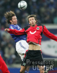 Fussball 1. Bundesliga: Schalke - Hannover, Zweikampf