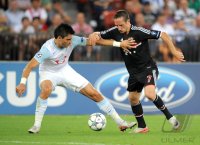 Fussball CHL  Saison 2011/2012: Jorge Teixeira (li, FC Zuerich) gegen Franck Ribery (re, FC Bayern Muenchen)
