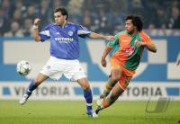 Fussball 1. Bundesliga: Schalke - Bremen, Zweikampf
