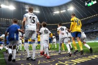 2. Fussball Bundesliga: Stefan Aigner  (li, 1860 Muenchen) und Andrei Cristea (re, Karlsruher SC) laufen in die Arena ein