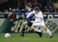 Fussball 1. Bundesliga: Moenchengladbach - Bielefeld, Zweikampf