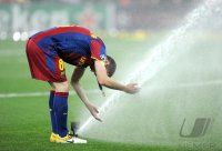 Fussball Champions League Finale 2011: WASSERDUSCHE fuer Andres Iniesta (Barca)