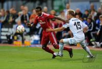1. Fussball Bundesliga: Ze Roberto  (li, HSV)  gegen Stefan Aigner  (re, 1860 Muenchen)
