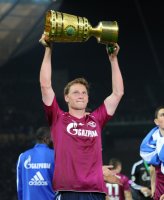 Fussball: DFB Pokal Finale: Jubel mit POKAL Benedikt Hoewedes (FC Schalke 04)