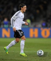 FUSSBALL INTERNATIONALES TESTSPIEL:  Ukraine - Deutschland, OEZIL am Ball