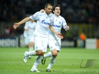 FUSSBALL CHL  Saison 10/11:  Edu, Kyriakos Papadopoulos (v. li., FC Schalke 04)