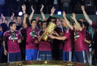 Fussball: DFB Pokal Finale:  Jubel  mit POKAL Danilo Avelar , Raul , Benedikt Hoewedes (v. li., FC Schalke 04)