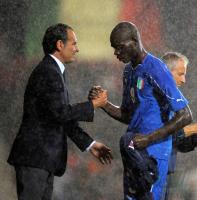 Fussball Nationalmannschaft : Trainer Cesare PRANDELLI, Mario BALOTELLI (v.li., Italien)