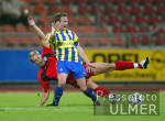 Fussball - DFB-Pokal: Braunschweig - Reutlingen, Zweikampf