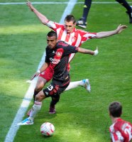 Fussball 1. Bundesliga : Arturo Vidal (Vorne, Bayer 04 Leverkusen)  gegen Miroslav Klose (FC Bayern Muenchen)