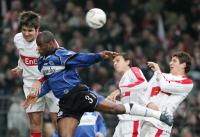 Fussball 1. Bundesliga: Arminia Bielefeld - VfB Stuttgart, Zweikampf