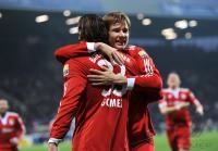 Fussball 1. Bundesliga : Mario Gomez mit Holger Badstuber (v.li., FCB)