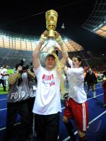 Fussball: DFB Pokal Finale: JUBEL Torwart Hans Joerg Butt, Daniel van Buyten (v.li., FCB)