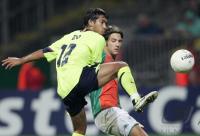 Fussball Champions League: Bremen - Barcelona, Zweikampf