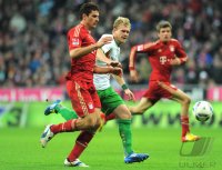 Fussball 1. Bundesliga, Saison 2011/2012: Mario Gomez (li, FC Bayern Muenchen) gegen Andreas Wolf (SV Werder Bremen)