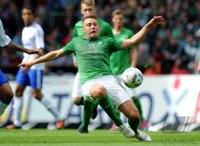 Fussball 1. Bundesliga, Saison 2011/2012: Tom Trybull (SV Werder Bremen) Einzelaktion am Ball