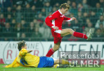 Fussball 2. Bundesliga: Oberhausen - Karlsruhe, Zweikampf