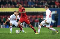 Fussball 1. Bundesliga, Saison 2011/2012: Akaki Gogia (li, FC Augsburg) gegen Luiz Gustavo (Mitte, FC Bayern Muenchen) gegen Daniel Baier (FC Augsburg)