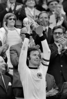 Fussball WM 1974 Finale: Franz Beckenbauer (Deutschland) mit WM Pokal