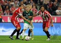 Fussball 1. Bundesliga &Atilde;Saison 2010/2011: Holger Badstuber (li, FC Bayern Muenchen) gegen Marko Marin (m, SV Werder Bremen) gegen Martin Demichelis (re, FC Bayern Muenchen)