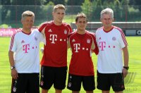 Fussball 1. Bundesliga: Assistenzcoach Peter Hermann, Nils Petersen, Rafinha , Trainer Jupp Heynckes  (v. li., FC Bayern Muenchen)