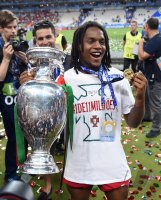 Fussball Europameisterschaft 2016 Finale: JUBEL Renato Sanches (Portugal) mit EM Pokal