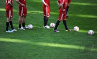 Fussball 1. Bundesliga :  FC Bayern Muenchen Spieler mit dem ADIDA TORFABRIK BALL