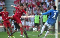 Fussball 1. Bundesliga, Saison 2011/2012:  TOR von Ivica Olic (li, FC Bayern Muenchen) gegen Jaroslav Drobny (re, Hamburger SV)