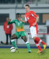 Fussball International: Arthur BOKA (li, Elfenbeinkueste) gegen Jakob Jantscher (Oesterreich)
