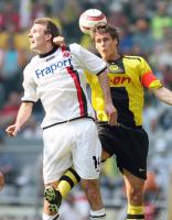 Fussball 1. Bundesliga: Dortmund - Frankfurt, Zweikampf