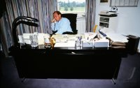 Fussball Bundesliga, Saison 1991/1992: Manager Uli Hoeness am Schreibtisch