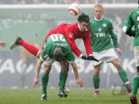 Fussball 1. Bundesliga: Wolfsburg - Bayern, Zweikampf