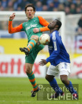 Fussball 1. Bundesliga: Schalke - Bremen, Zweikampf