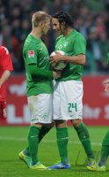 Fussball 1. Bundesliga  Saison 2011/2012:  Claudio Pizarro (SV Werder Bremen)  und Aaron Hunt (SV Werder Bremen)