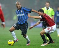 FUSSBALL International SERIE A 2011/2012: Maicon (li, Inter Mailand) gegen Gianluca Zambrotta (AC Mailand)