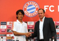 Fussball 1. Bundesliga:   Takashi Usami, Sportdirektor Christian Nerlinger (v. li., FC Bayern Muenchen)