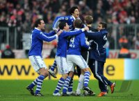 Fussball DFB Pokal 10/11 : JUBEL nach dem Sieg mit Christoph Metzelder, Atsuto Uchida, Torwart Manuel Neuer (v. li., FC Schalke 04)