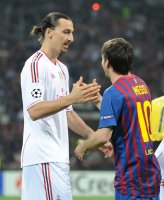 FUSSBALL INTERNATIONAL  CHL Viertelfinale 11/12: Zlatan Ibrahimovic (li, AC Mailand) mit Lionel Messi (Barca)
