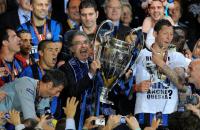 Fussball Champions League Finale: JUBEL mit Pokal Massimo Moratti, Marco Materazzi (v.li., Inter)