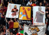 FUSSBALL SERIE A:  Rom Fans mit Plakaten