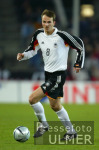 FUSSBALL  Lnderspiel Dietmar Hamann (GER) am Ball