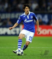 Fussball CHL  Saison 2010/2011: Atsuto Uchida (FC Schalke 04)