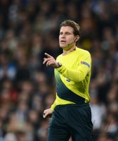 FUSSBALL INTERNATIONAL CHL ACHTELFINALE 12/13: Schiedsrichter Brych (Deutschland)