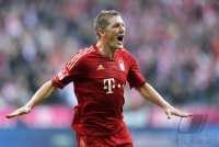 Fussball 1. Bundesliga, Saison 2011/2012:  Jubel nach dem Tor zum 1:0 Mario Gomez, Bastian Schweinsteiger (v. li., FC Bayern Muenchen)