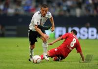 FUSSBALL: LIGA TOTAL CUP 2010 , Ivica Olic (li, FCB) gegen Petit (re, Koeln)