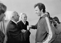 Fussball  Beckenbauer (FC Bayern) mit Ordensschwestern