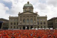 FUSSBALL EURO 2008: Niederlaendische Fans bevoelkern die Fanzone in Bern