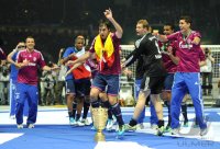 Fussball: DFB Pokal Finale: JUBEL  Raul mit Torwart Manuel Neuer (v.li., FC Schalke 04)