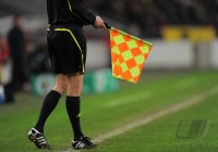 Fussball DFB Pokal 11/12 :  Linienrichter mit Fahne